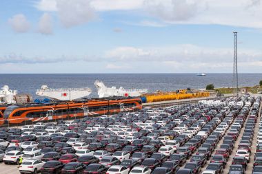 Paldiski, Estonya, Ağustos, 10, 2016: Baltık ülkeleri için gelen birçok yeni araçların