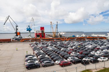 Paldiski, Estonya, Ağustos, 10, 2016: Baltık ülkeleri için gelen birçok yeni arabalar. Terminal gemi ile panoramik manzaralı