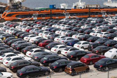 Paldiski, Estonya, Ağustos, 10, 2016: Baltık ülkeleri için gelen birçok yeni araçların