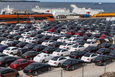 Paldiski, Estonya, Ağustos, 10, 2016: Baltık ülkeleri için gelen birçok yeni araçların