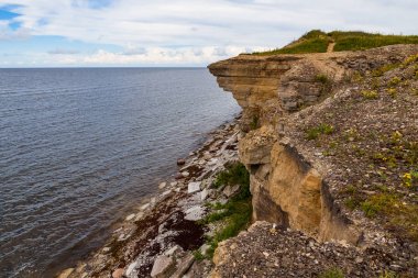 Paldiski, Estonya sahilinde kayalıklarla