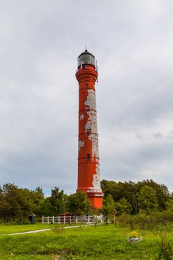 Kırmızı deniz feneri, bulutlu hava. Paldisku, Estonya.