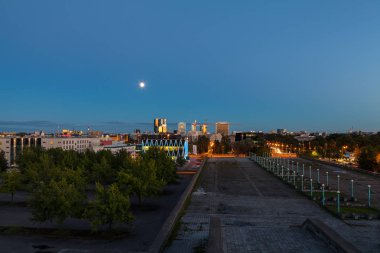 Hava cityscape modern iş uzun boylu gökdelen binaları geceleri ışıklı ile finansal bölgesinin. Tallinn, Estonya