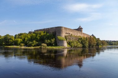 Ivangorod Ortaçağ Kalesi Nehri Narva, Estonya ve Rusya sınırında. Yaz gün görünümü.