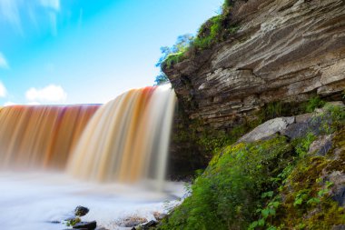 Jagala Estonya en büyük şelale var. Uzun pozlama gün vurdu. Yakın çekim. Su bataklık organik nedeniyle kırmızıdır.
