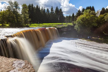 Jagala Estonya en büyük şelale var. Uzun pozlama gün vurdu. Yakın çekim. Su bataklık organik nedeniyle kırmızıdır.
