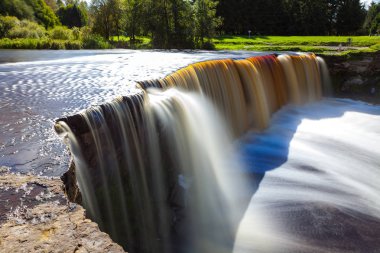 Jagala Estonya en büyük şelale var. Uzun pozlama gün vurdu. Yakın çekim. Su bataklık organik nedeniyle kırmızıdır.