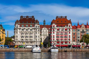 Stockholm - Eylül, 15, 2016: Gezi tekneleri Merkezi Stockholm küçük liman boyunca cruise