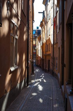 Işık ve gölge ile eski şehrin dar sokak. Stockholm, İsveç.