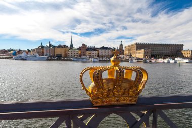 Altın taç Stockholms yuvası (Kraliyet Sarayı) içinde belgili tanımlık geçmiş bulunan Skeppsholm Köprüsü'nde. Stockholm, İsveç