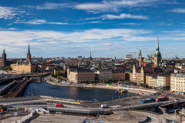 Stockholm, İsveç - Eylül, 16, 2016: Cityscape görüntü güneş ışığı ile gündüz sırasında. Eski şehrin panoramik görünümü.