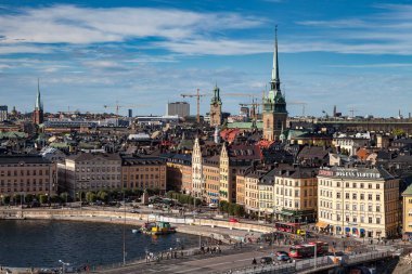 Stockholm, İsveç - Eylül, 16, 2016: Cityscape görüntü güneş ışığı ile gündüz sırasında. Eski şehrin panoramik görünümü.