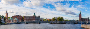 Stockholm, İsveç - 17 Eylül 2016: Gamlastan ve Belediye Binası. Panoramik Köprüsü