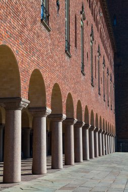 Stockholm, İsveç - 17 Eylül 2016: Sütunlar Belediye Binası bahçesinde