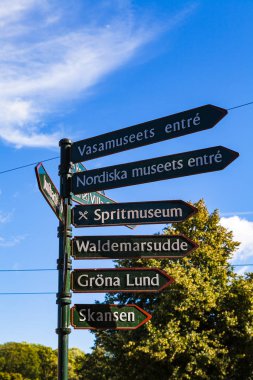 Stockholm, İsveç - 17 Eylül 2016: Tabelasını müze Adası'nda. Yön-e doğru farklı müze göstermek.