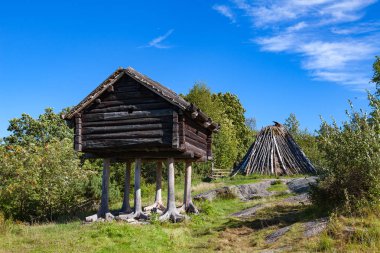 Çok eski ahşap ahır 