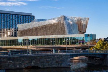 Stockholm, İsveç - 19 Eylül 2016: Modern bina cam, metal ve beton.