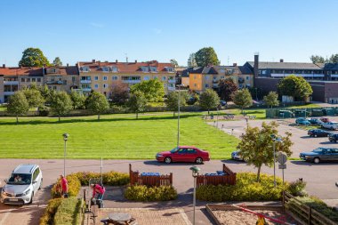 Hedemora, İsveç - 20 Eylül 2016: Kentsel yeşil park ve yerel yaşam tarzı