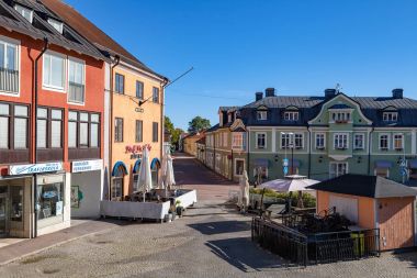 Hedemora, İsveç - Eylül, 20, 2016: Ahşap builnings ile sakin İsveçli şehrin sokaklarında