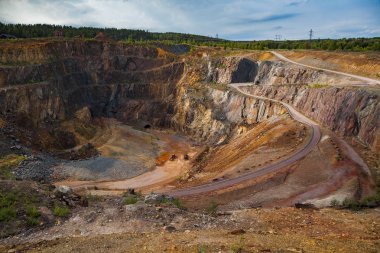 İsveç 'in Falun kentindeki Büyük Bakır Dağı' nın maden bölgesi UNESCO Dünya Mirası Bölgesi. Tarihsel endüstriyel manzaraya sahip teknolojik bir topluluğun olağanüstü bir örneği..