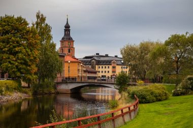 Geleneksel kırmızı İsveç ahşap konut ile eski çekici bir Falun. Dalarna County, İsveç.