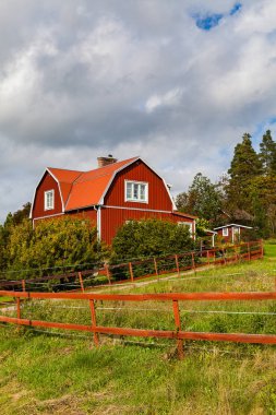 Köyde tipik İskandinav ahşap evler. Dalarna county, İsveç.