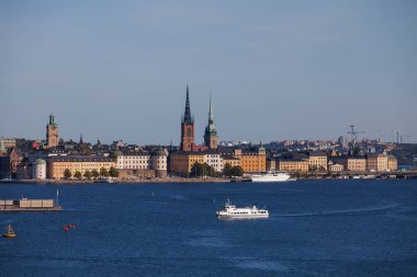 Eski şehir, Belediye Binası ve tekneler ile Merkezi bentleri doğal yaz hava görünümünü. Stockholm, İsveç