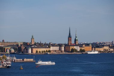 Eski şehir, Belediye Binası ve tekneler ile Merkezi bentleri doğal yaz hava görünümünü. Stockholm, İsveç