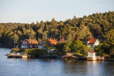 Lüks evler ile özel İskele boyunca Stockholm takımadalar, İsveç görüntüleyin. Yaz günbatımı Zamanı.