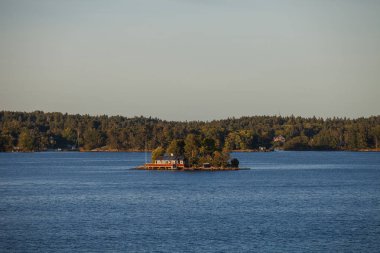 Stockholm adalar, İsveç lonely Island görüntüleyin. Özel kulübe ve iskelesi. Yaz günbatımı Zamanı.
