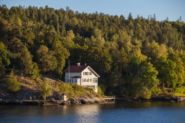 Orman boyunca Stockholm takımadalar, İsveç yazlık görüntüleyin. Yaz günbatımı Zamanı.