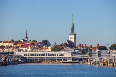 Tallinn, Estonya - 21 Eylül 2016: Sabah Tallinn şehir terminal ve eski bir bakış. Deniz feribotla gelen görüntüleyin. Estonya sermayenin klasik waterfront.
