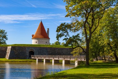 Kuressaare Kalesi ve onun kulesi. Yaz güneşli gün. Saaremaa Adası, Estonya