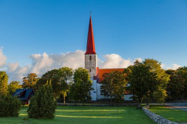 Kihelkonna, Saaremaa, Estonya antik Lutheran Kilisesi. Erken sonbahar güneşli gün. Manzaralı.