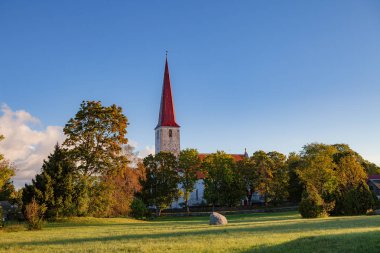 Kihelkonna, Saaremaa, Estonya antik Lutheran Kilisesi. Erken sonbahar güneşli gün. Manzaralı.
