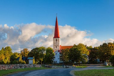Kihelkonna, Saaremaa, Estonya antik Lutheran Kilisesi. Erken sonbahar güneşli gün. Manzaralı.