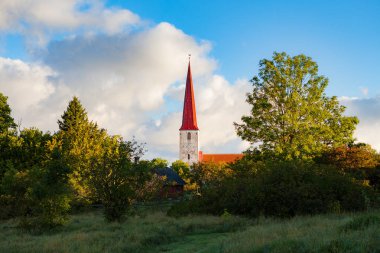 Kihelkonna, Saaremaa, Estonya antik Lutheran Kilisesi. Erken sonbahar güneşli gün. Manzaralı.