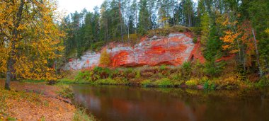 Kumtaşı rock Nehri Salaca, Letonya. Sonbahar.