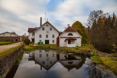 Palmse damıtım ve otel yansıma su birikintisi, Estonya