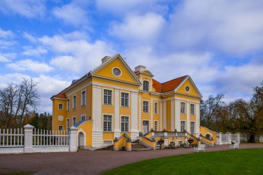Palmse manor, Estonya. Sonbahar zaman. Lüks villa, park ve bilgi merkezi.