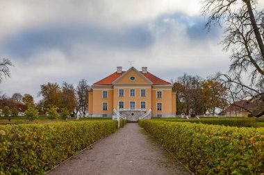 Palmse manor, Estonya. Sonbahar zaman. Lüks villa, park ve bilgi merkezi.