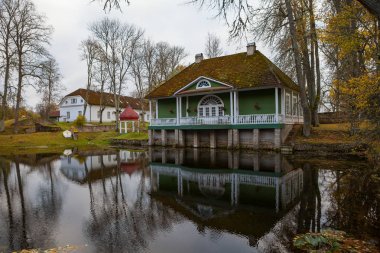 Eski malikane banyo ile bir su birikintisi