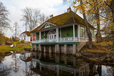 Eski malikane banyo ile bir su birikintisi
