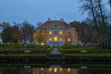 Palmse manor, Estonya. Gece görünümü ile bir havuzda bir yansıması. Lüks villa, park ve bilgi merkezi.