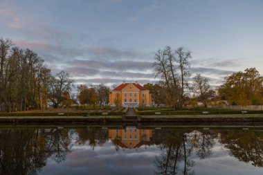 Zengin manor bir park ve gündoğumu gölette. Palmse, Estonya.