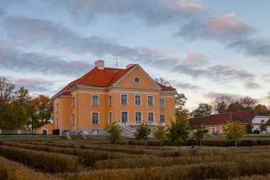 Zengin manor bir parkta gündoğumu ile. Palmse, Estonya.