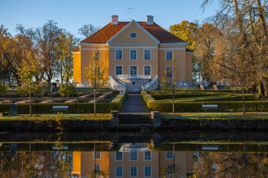 Zengin manor bir park ve gündoğumu gölette. Palmse, Estonya.