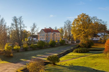 Zengin manor bir parkta gündoğumu ile. Palmse, Estonya.