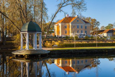 Manor bir gölet ve gündoğumu, rotunda. Palmse, Estonya.