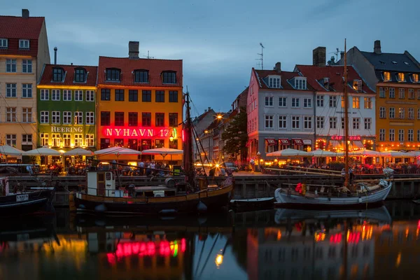 COPENHAGEN, DANIMARCA - 25 GIUGNO 2016: Fiaba Nyhavn canale all'ora blu, case illuminate e strada — Foto Stock